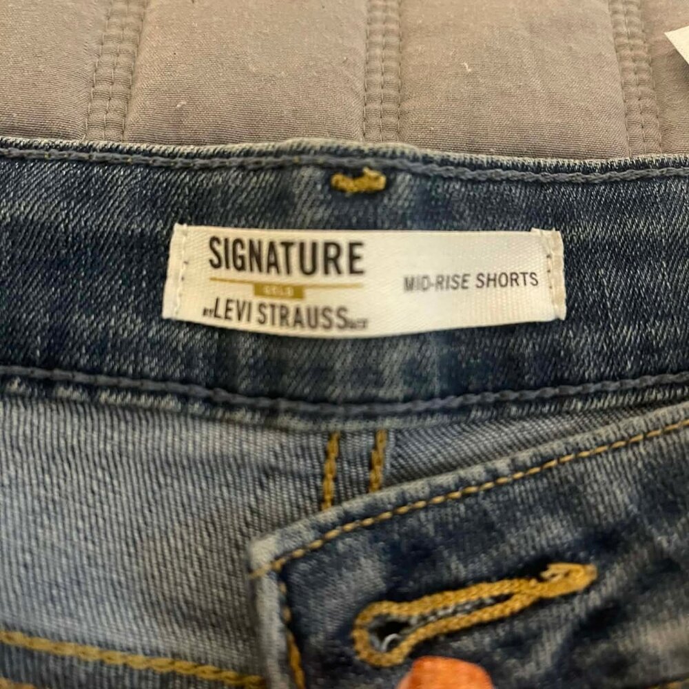 LIKE NEW Women's Size 8 (29" waist) Signature by Levi's denim shorts - Picture 2 of 5